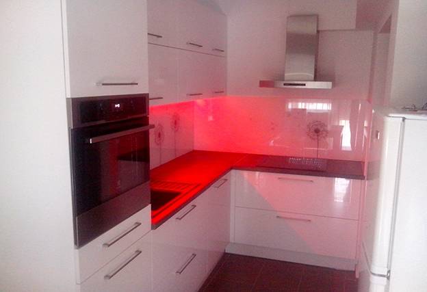 kuhinja moderna bijela s crvenim led svijetlom